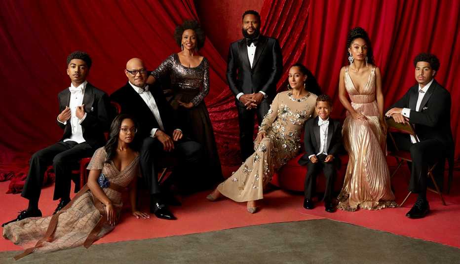 El reparto de "Black-ish" (de izquierda a derecha): Miles Brown, Marsai Martin, Laurence Fishburne, Jenifer Lewis, Anthony Anderson, Tracee Ellis Ross, August y Berlin Gross, Yara Shahidi y Marcus Scribner. El reparto de "Black-ish" (de izquierda a derecha): Miles Brown, Marsai Martin, Laurence Fishburne, Jenifer Lewis, Anthony Anderson, Tracee Ellis Ross, August y Berlin Gross, Yara Shahidi y Marcus Scribner.