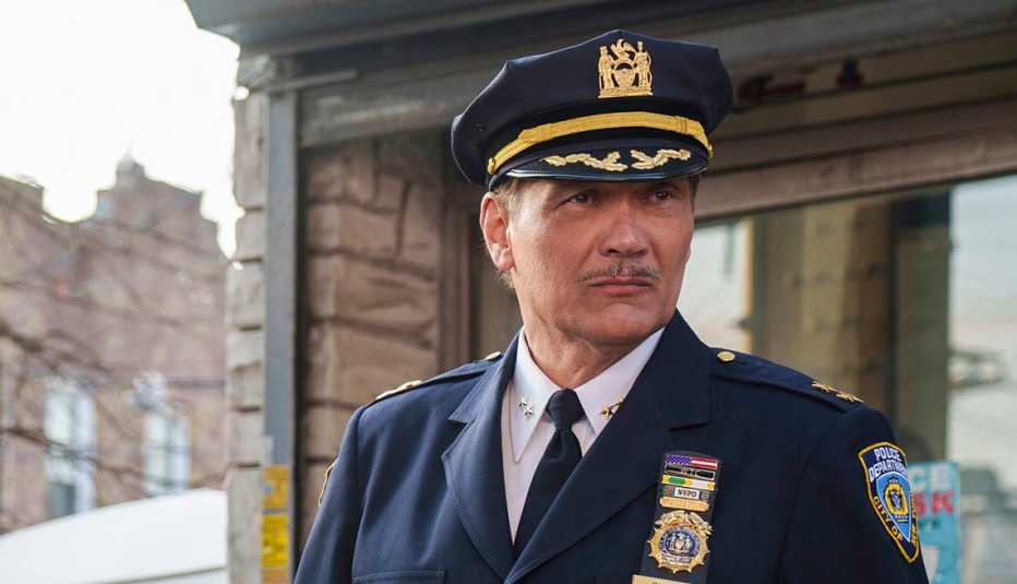Jimmy Smits como John Suarez en la serie  "East New York" en CBS.