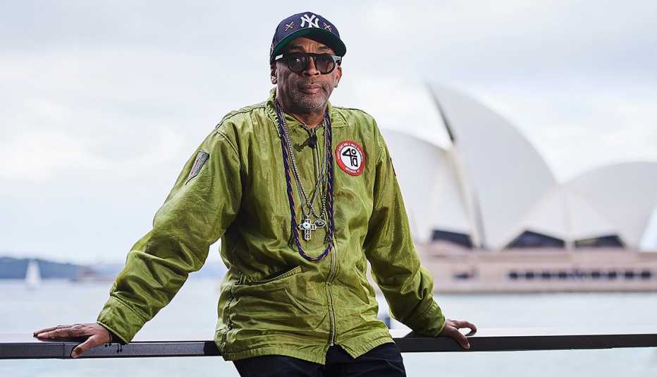 Director Spike Lee con el teatro de la opera de Sidney en el fondo.