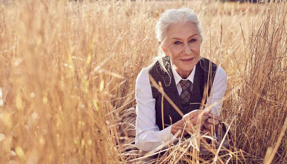 Helen Mirren posa para el lente en un campo de Montana