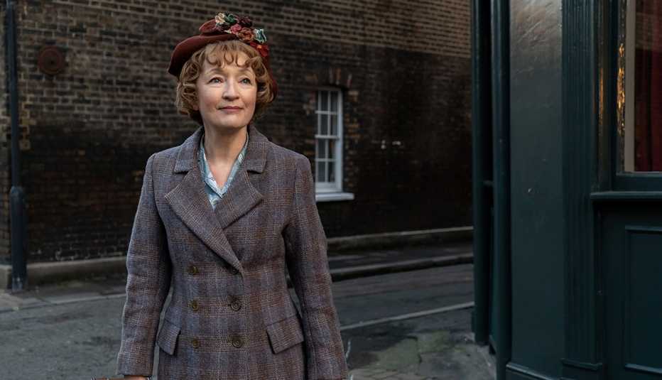 Lesley Manville como Ada Harris en "Mrs. Harris goes to Paris".