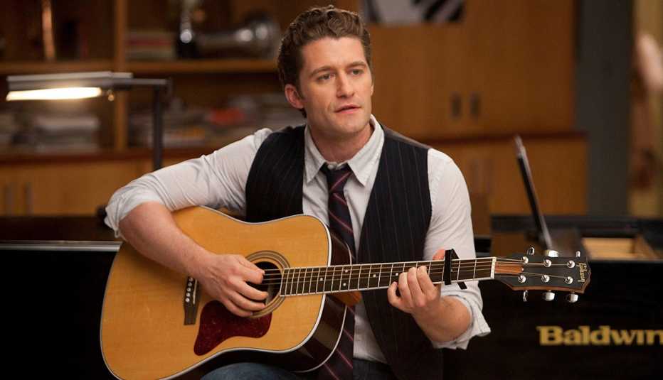 Matthew Morrison toca la guitarra en el programa de televisión &ldquo;Glee&rdquo;.