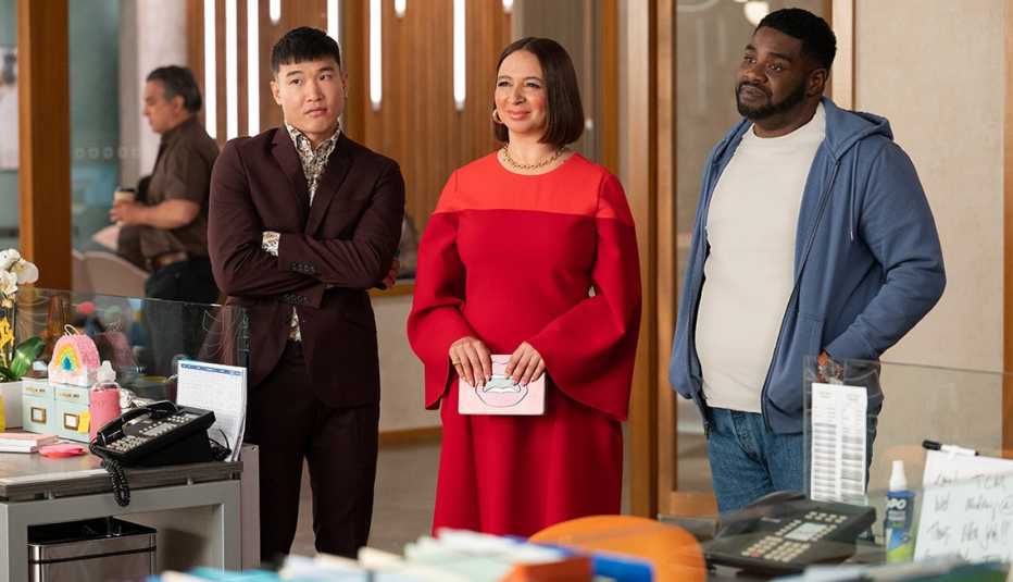 (De izquierda a derecha) Joel Kim Booster, Maya Rudolph y Ron Funches en “Loot”. (De izquierda a derecha) Joel Kim Booster, Maya Rudolph y Ron Funches en “Loot”.