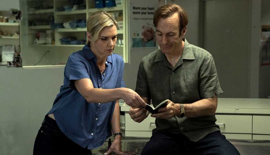 Rhea Seehorn (izquierda) como Kim Wexler y Bob Odenkirk como Saul Goodman en "Better Call Saul". Rhea Seehorn (izquierda) como Kim Wexler y Bob Odenkirk como Saul Goodman en "Better Call Saul".