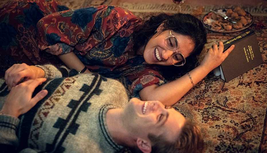 Ambika Mod y Leo Woodall en la serie "One Day" de Netflix