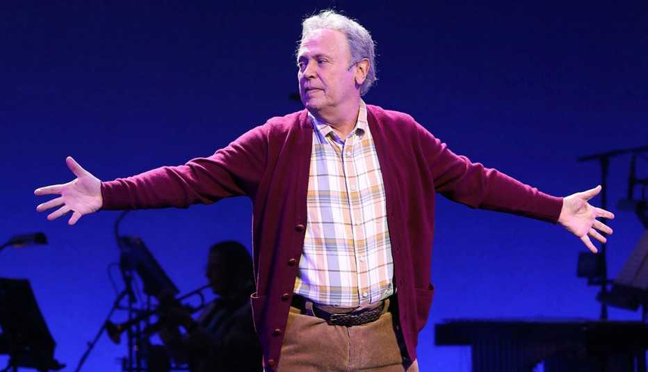 Billy Crystal actuando en el escenario durante la noche de apertura del musical de Broadway Mr. Saturday Night.