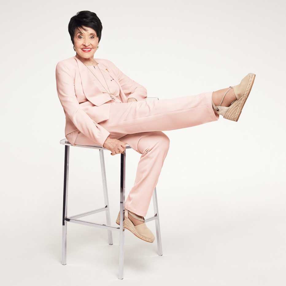Chita Rivera sentada en una silla.