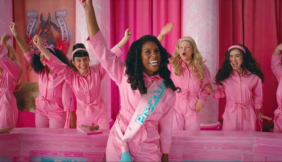 Issa Rae como Barbie Presidente en "Barbie".