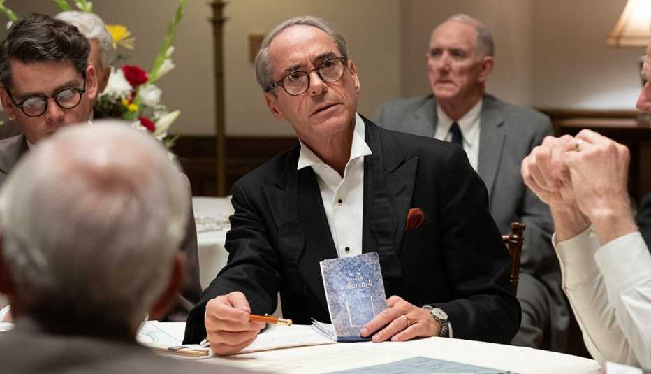 Robert Downey Jr. interpreta a Lewis Strauss en la película.