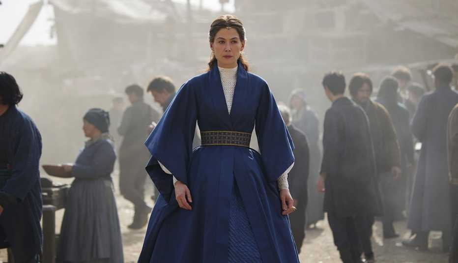 Rosamund Pike como Moiraine Damodred en "The Wheel of Time".