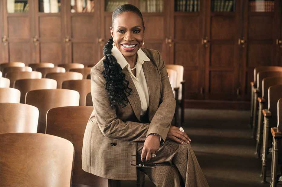 Sheryl Lee Ralph sentada en un aula escolar.