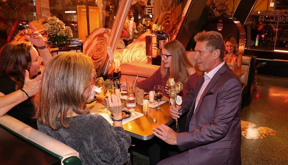 Gerry Turner habla con un grupo de mujeres en el restaurante Mel's Drive-In.