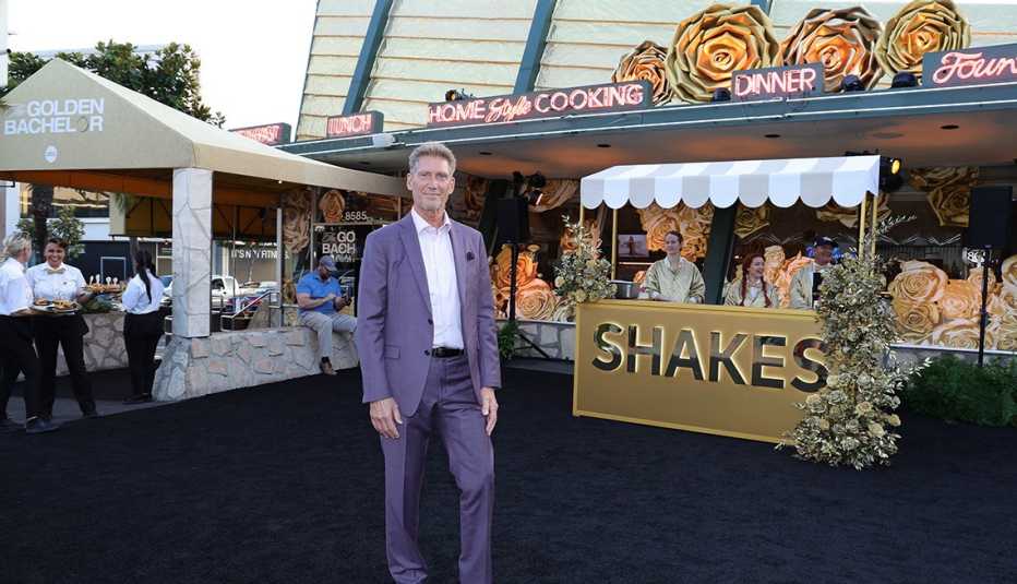 Gerry Turner de "The Golden Bachelor"  frente al restaurante Mel's Drive-In.