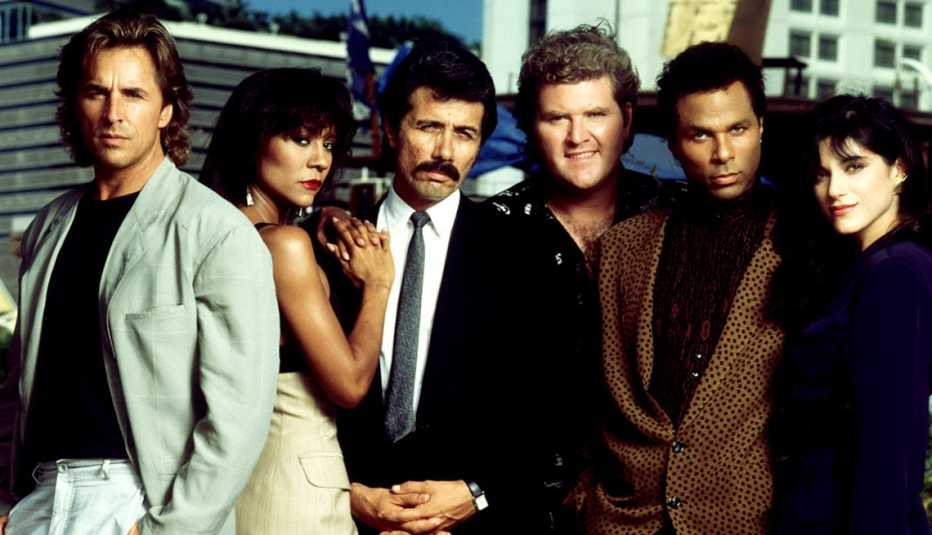 Edward James Olmos con el elenco de Miami Vice.