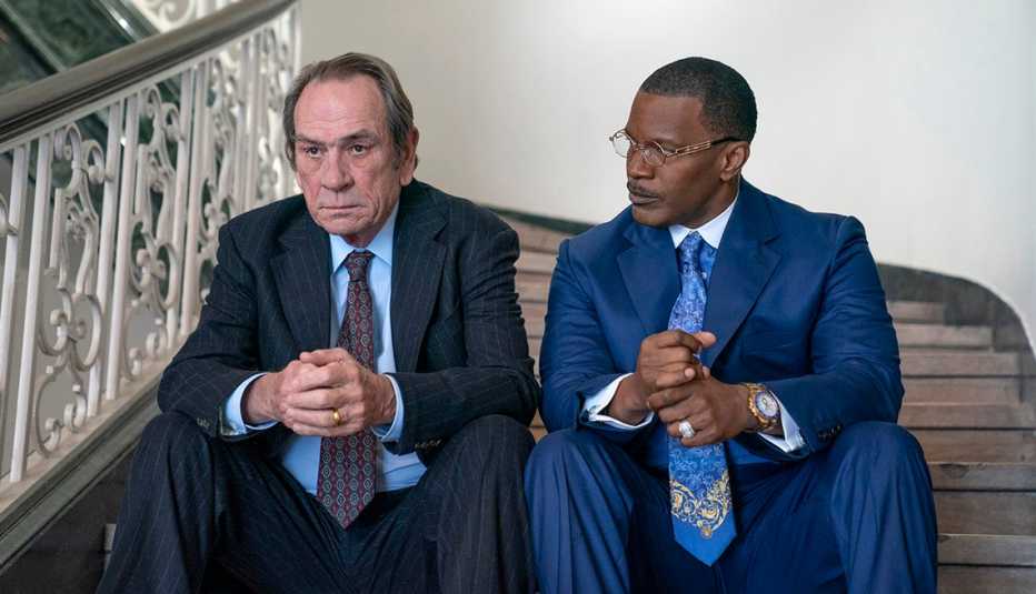 (Izquierda a derecha) Tommy Lee Jones y Jamie Foxx protagonizan "The Burial".