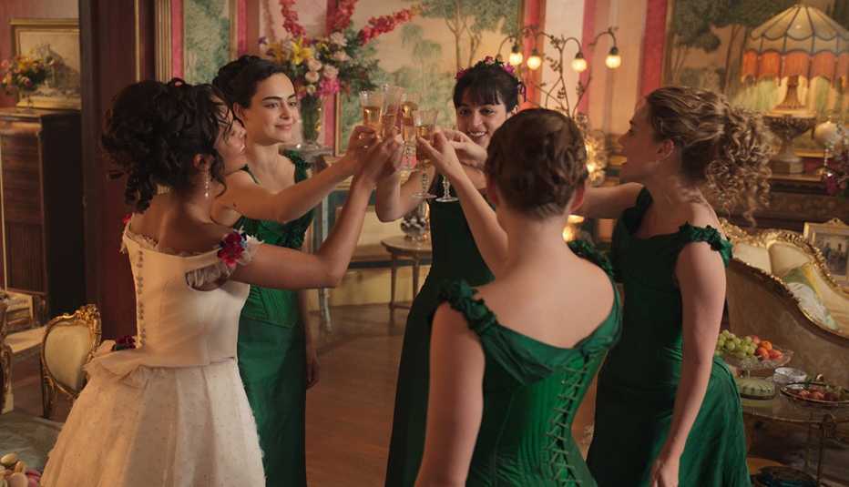 Kristine Frøseth, Alisha Boe, Josie Totah, Aubri Ibrag y Imogen Waterhouse en "The Buccaneers".