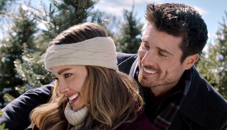 Ashley Newbrough y Marcus Rosner en una escena de "Flipping for Christmas".