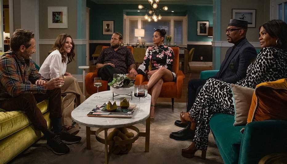 (De izquierda a derecha) David Duchovny, Julia Louis-Dreyfus, Jonah Hill, Lauren London, Eddie Murphy y Nia Long en "You People".