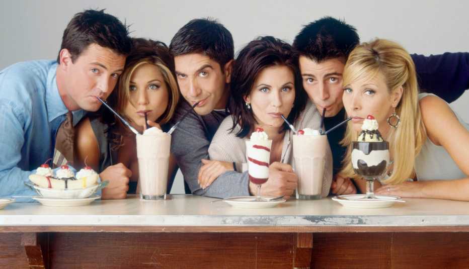 (izq. a der.) Matthew Perry, Jennifer Aniston, David Schwimmer, Courteney Cox, Matt LeBlanc, Lisa Kudrow, elenco de Friends.
