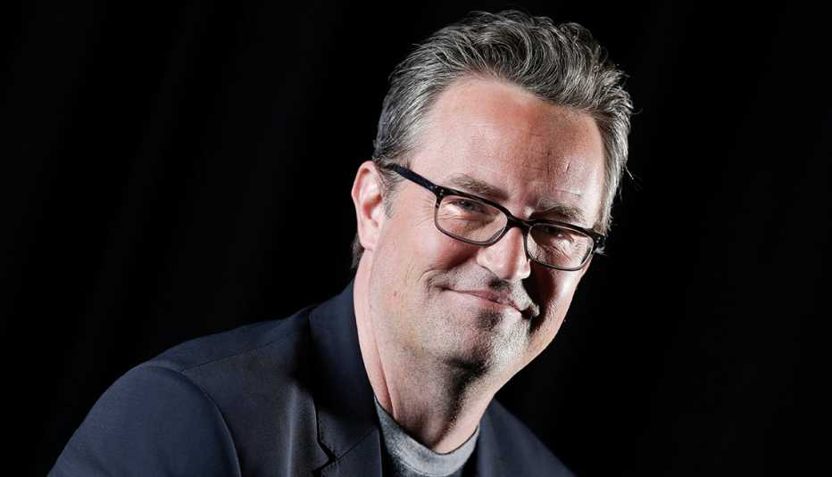 Matthew Perry posa para una promoción de su rol en la próxima serie de comedia de la cadena CBS "The Odd Couple" en Nueva York.