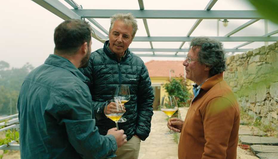 Konstantinos Afianes, Dan Buettner y Nikos Grigoris Afianes beben vino en una escena de "Live to 100: Secrets of the Blue Zones".