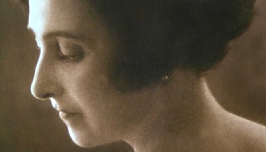 Perfil de una joven Jeanne Calment, quien vivió hasta los 122