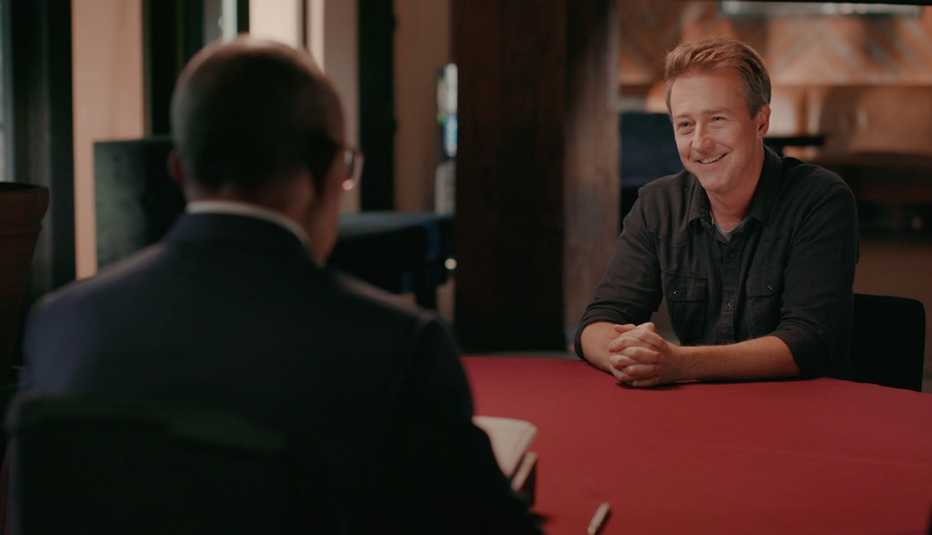 (De izquierda a derecha) Henry Louis Gates Jr. y Edward Norton en "Finding Your Roots".