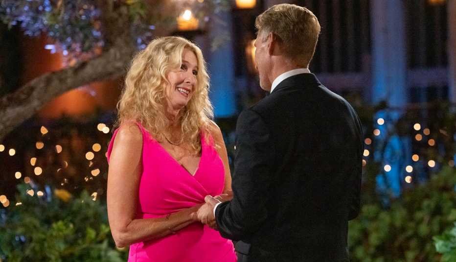 Gerry Turner sostiene las manos de Jeanie Howard  en "The Golden Bachelor".