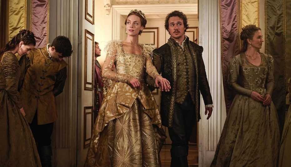 Rachel Skarsten, a la izquierda, y Ben Geurens en "Reign".