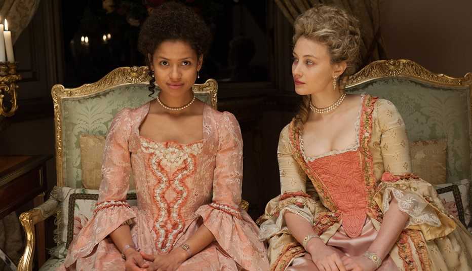 Gugu Mbatha-Raw y Sarah Gadon en una escena de Belle Gugu Mbatha-Raw y Sarah Gadon en una escena de Belle