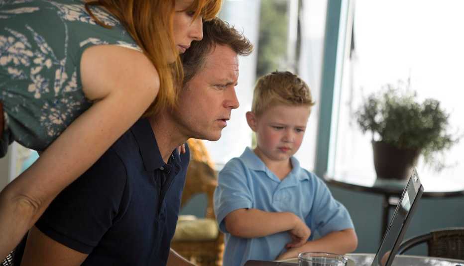 Kelly Reilly, Greg Kinnear y Connor Corum en una escena de Heaven is For Real. Kelly Reilly, Greg Kinnear y Connor Corum en una escena de Heaven is For Real.