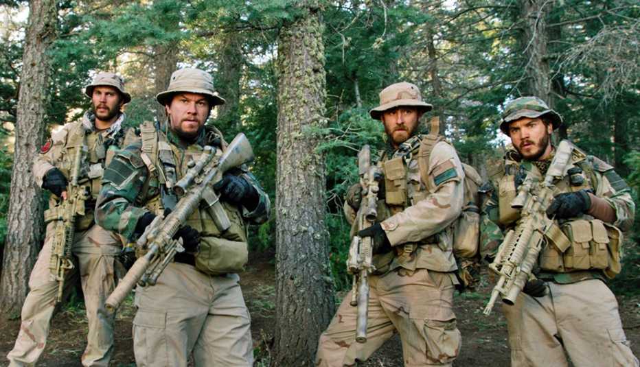 Taylor Kitsch, Mark Wahlberg, Ben Foster y Emile Hirsch en una escena de 'Lone Survivor'. Taylor Kitsch, Mark Wahlberg, Ben Foster y Emile Hirsch en una escena de 'Lone Survivor'.