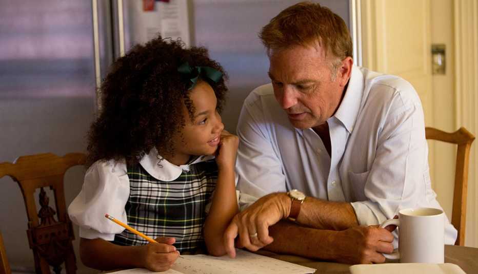 Kevin Costner y Jillian Estell en una escena de Black or White