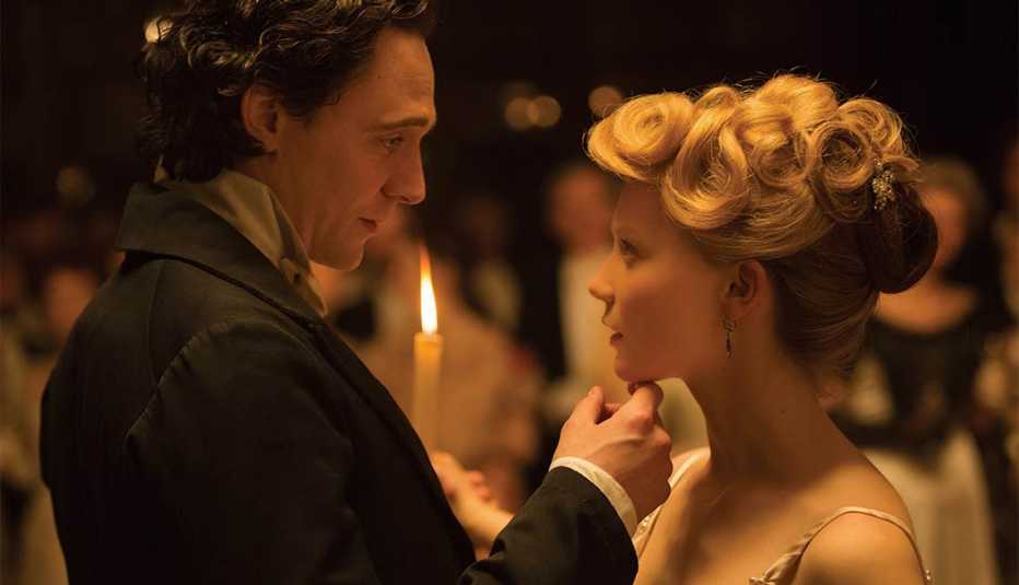 Tom Hiddleston y Mia Wasikowska en una escena de la película Crimson Peak