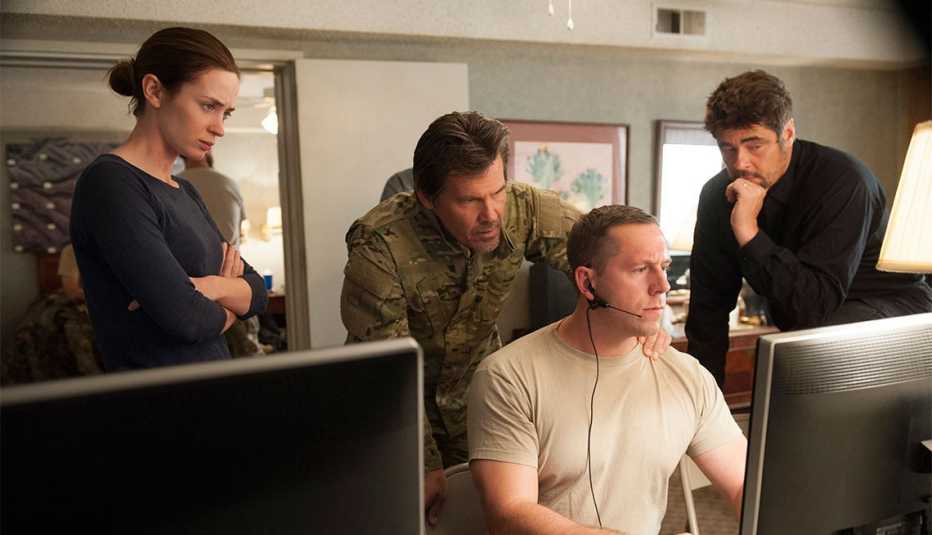 Emily Blunt, Josh Brolin, Jeffrey Donovan y Benenicio del Toro en una escena de la pelicula Sicario