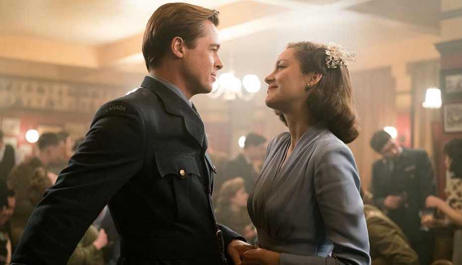 Escena de la película Allied protagonizada por Brad Pitt y Marion Cotillard Escena de la película Allied protagonizada por Brad Pitt y Marion Cotillard