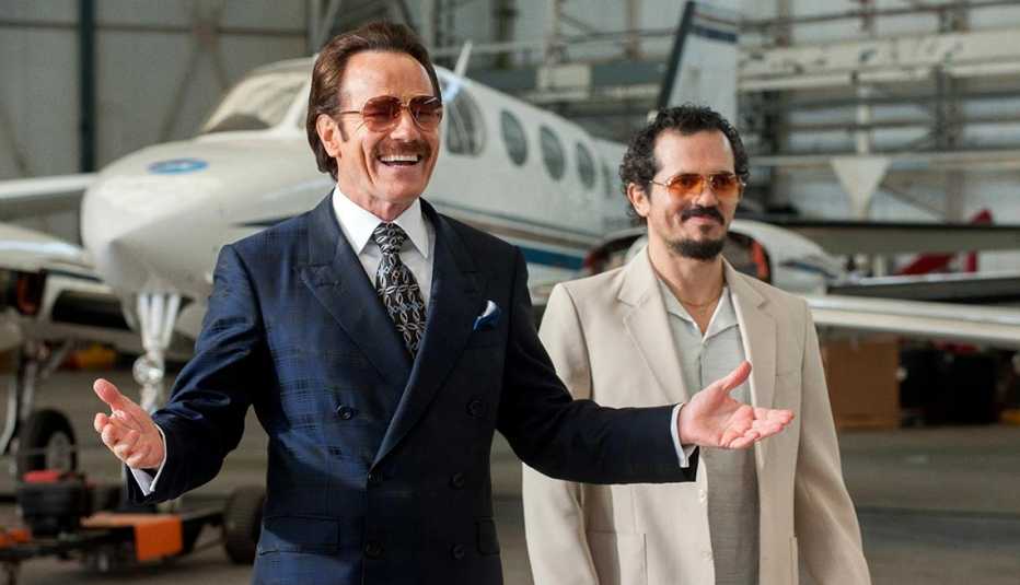 Bryan Cranston y John Leguizamo en una escena de la película 'The Infiltrator'