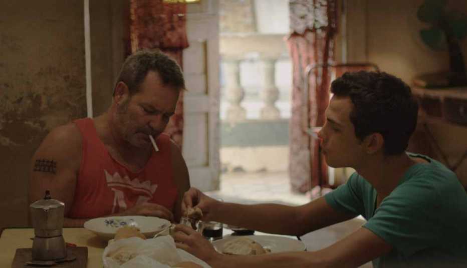 Jorge Perugorría y Héctor Medina en una escena de la película 'Viva'