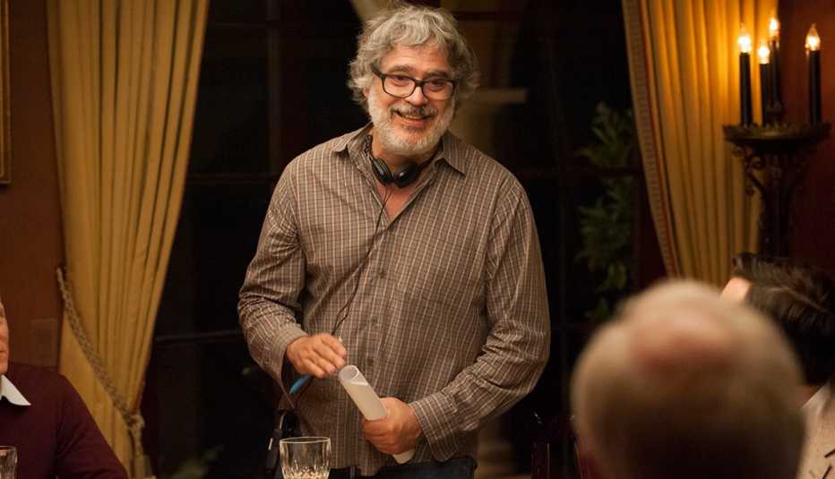 Retrato de Miguel Arteta en medio del set de grabación de la película Beatriz at Dinner