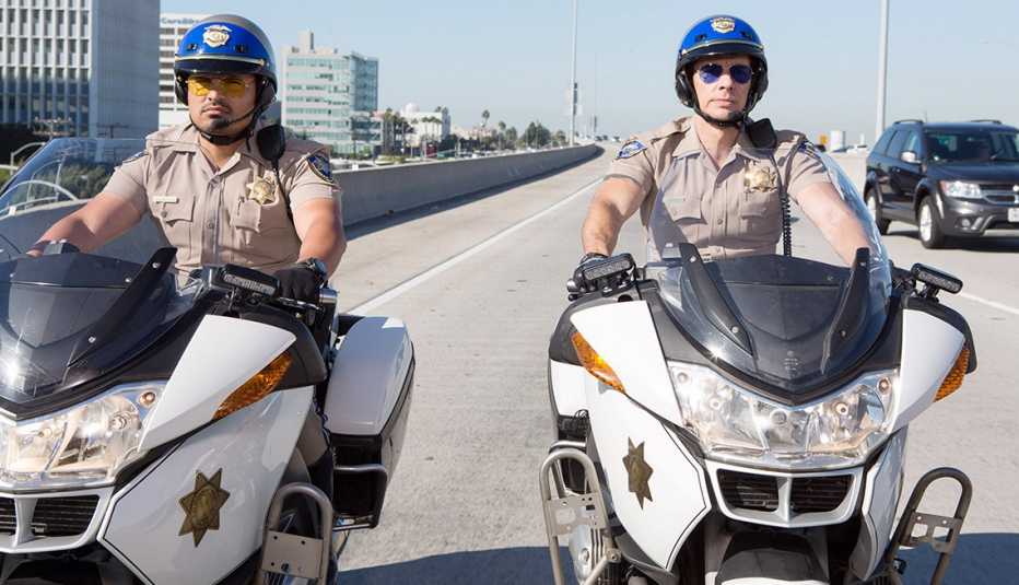 Michael Peña y Dax Shepard en una escena de la película Chips