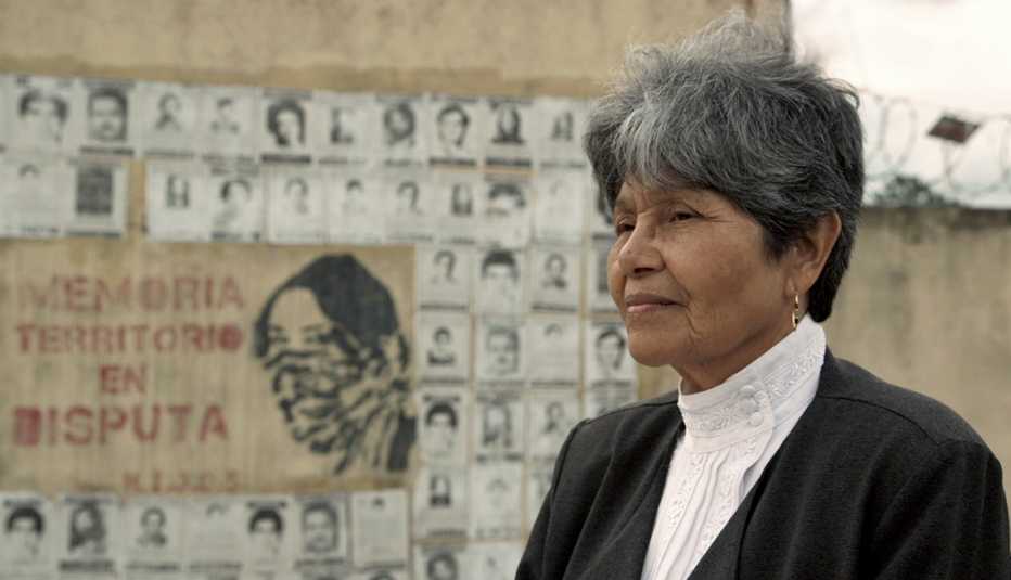 Una señora en primer plano en una escena del documental Finding Oscar 