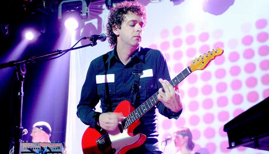 Gustavo Cerati tocando la guitarra eléctrica.