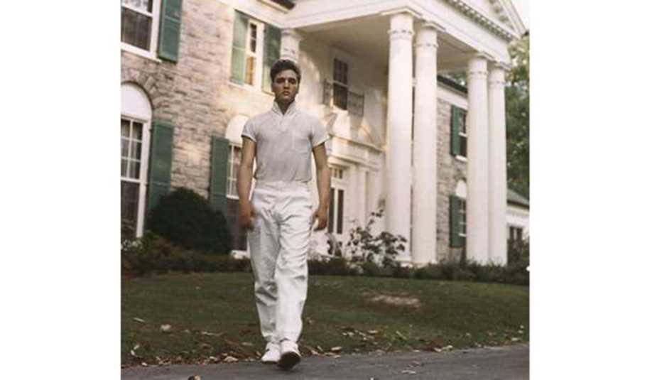 Grandes hitos en la vida y carrera de Elvis Presley - 1957, en su mansión Graceland Grandes hitos en la vida y carrera de Elvis Presley - 1957, en su mansión Graceland