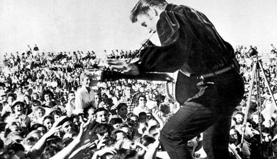 Grandes hitos en la vida y carrera de Elvis Presley - 1956 Grandes hitos en la vida y carrera de Elvis Presley - 1956