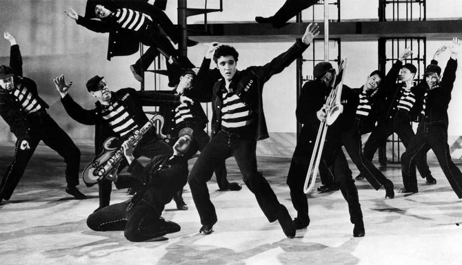 Grandes hitos en la vida y carrera de Elvis Presley - 1957, en una escena de la película 'Jailhouse Rock'