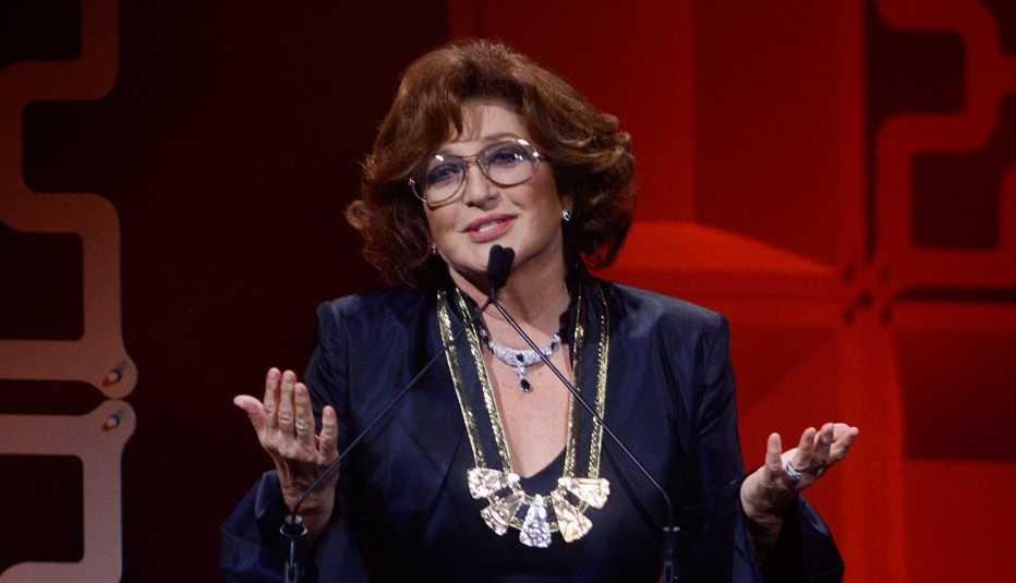 Angélica María recibe el premio Leyenda durante la 29 gala de Premios de la Herencia Hispana