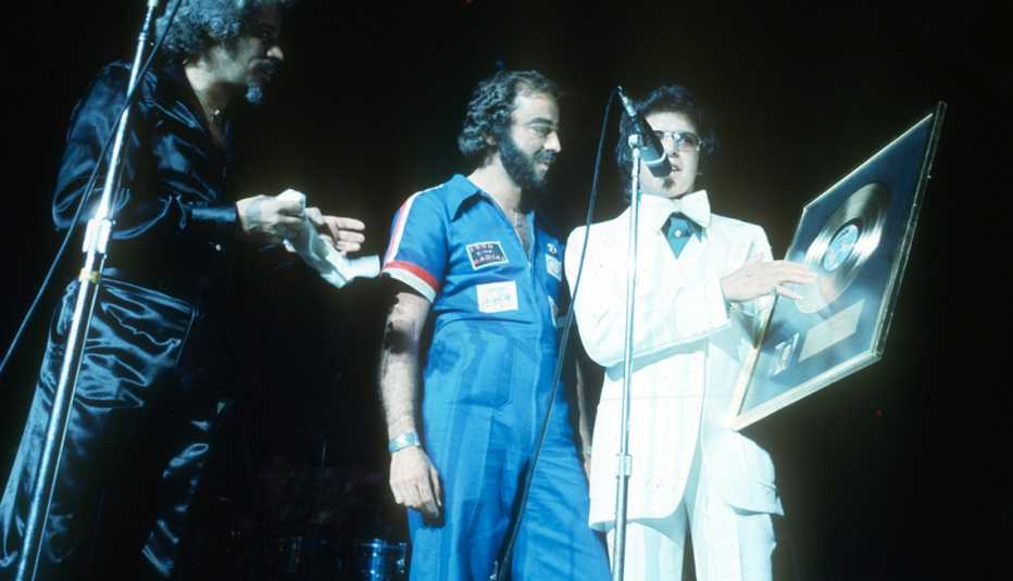Héctor Lavoe recibiendo reconocimiento discográfico por su Gold Album