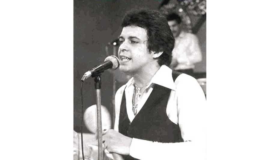 Héctor Lavoe cantando ante un micrófono