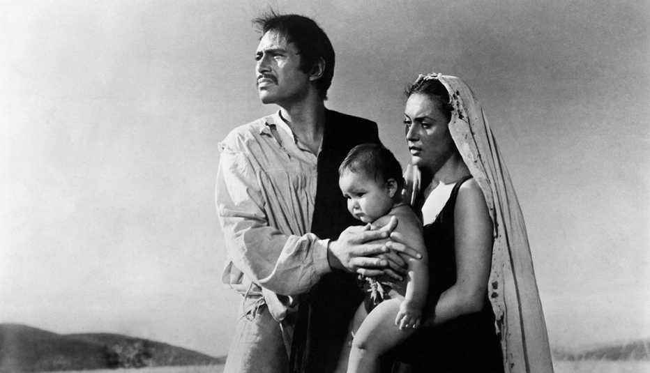 Pedro Armendáriz en una escena de la película La Perla, con Maria Elena Marques, 1947