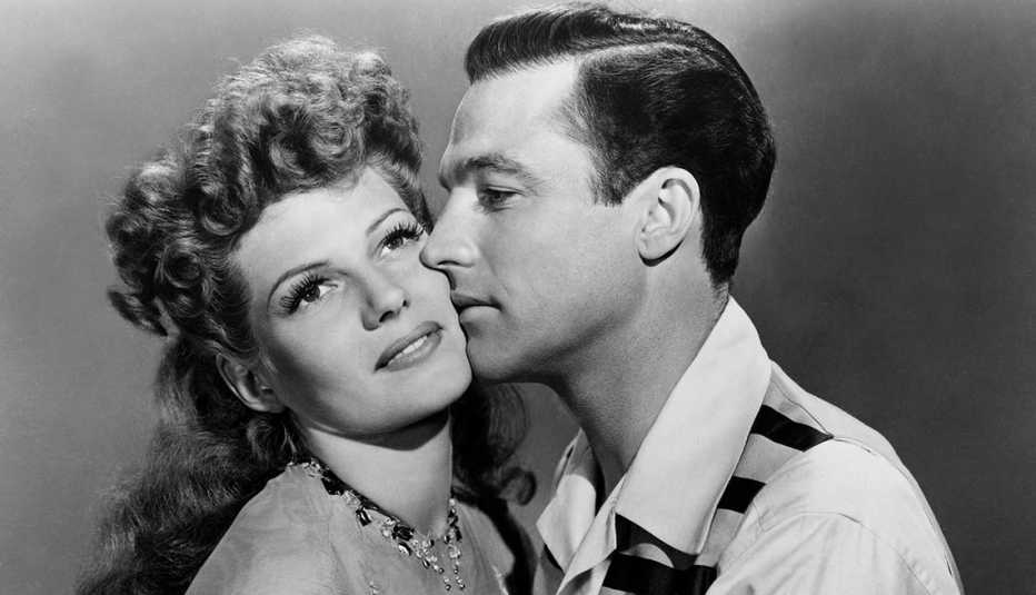 Rita Hayworth y Gene Kelly en una escena de la película Cover Girl -  La vida de la artista en el cine